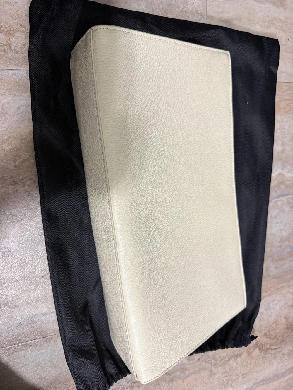 Clutch by B sleek cream